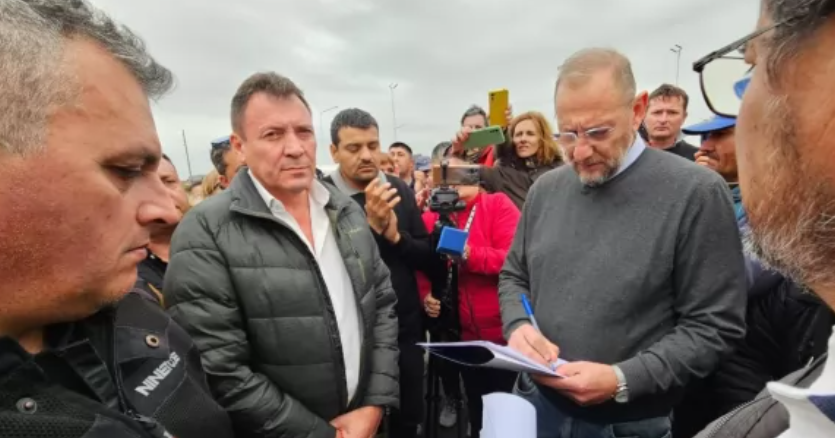 Raimundo junto al Ministro de Gobierno de Santa Fe, Marcos Corach quien debió firmar un acuerdos de garantías para que la ciudad tenga seguridad 