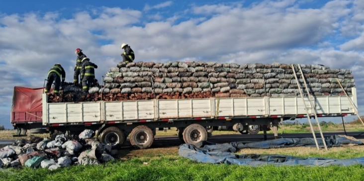 El camión con la carga, tras el incendio.
